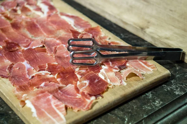 Fatias Jamon Firmemente Colocadas Uma Placa Madeira — Fotografia de Stock