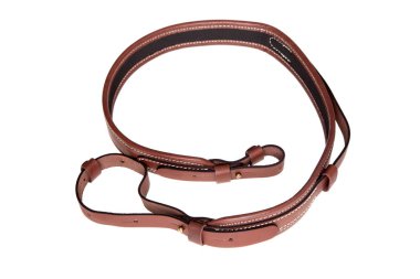 Beyaz arka plan üzerinde izole bir silah için deri omuz askısı