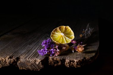 düşük bir anahtar hala hayatta. Kuru çiçekler ve limon eski Yönetim Kurulu