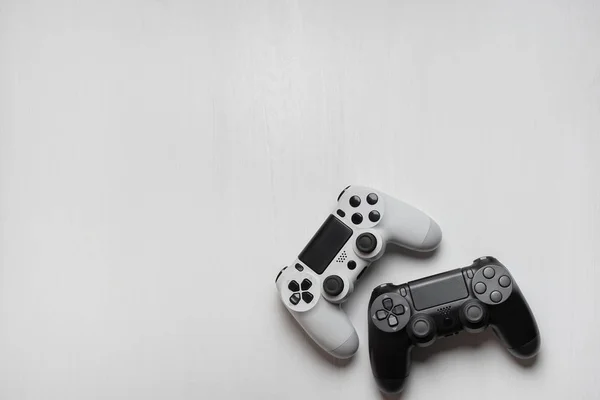 Preto Branco Gamepads Sobre Fundo Madeira Branca — Fotografia de Stock