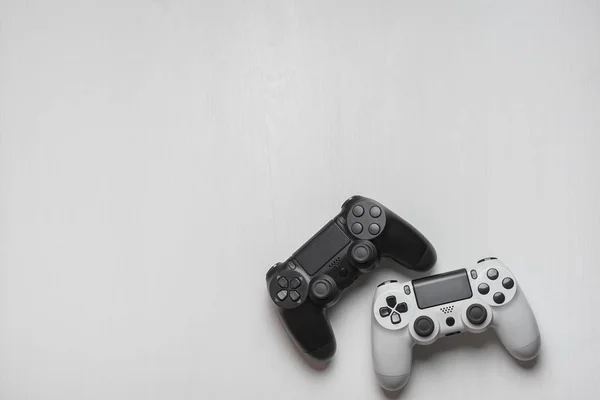 Beyaz ahşap zemin üzerinde siyah beyaz gamepad üzerinde