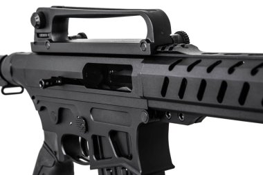 Beyaz arka plan üzerinde izole modern yarı otomatik av tüfeği