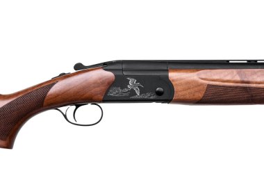 Beyaz arka plan üzerinde izole klasik avcılık çift namlulu av tüfeği