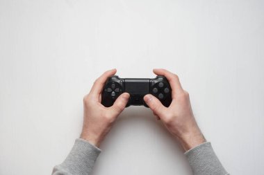 İzole el tutun yeni oyun çubuğu. Gamepad denetleyicisinin ile oyun oyna. Oyun simülatörü joypad tutan adam. Tuş takımı joystic kollarında kişiyle. Kol-oyuncak ekipman tamam. Modern manipülatör. Oyun kavramı.