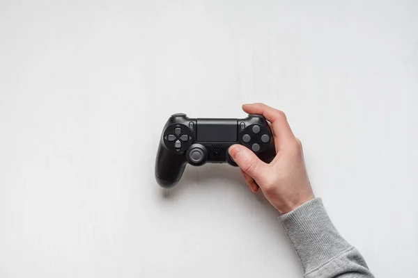 Mão Segurar Novo Joystick Isolado Gamer Jogar Jogo Com Controlador — Fotografia de Stock