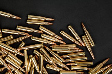 Tüfek kartuş siyah bir zemin üzerine