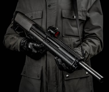 bir adam bir siyah ceket ve deri eldiven bir av tüfeği elinde tutar. Kavram koruyucu veya koruma