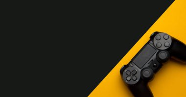 siyah ve sarı zemin üzerine siyah modern kablosuz gamepad
