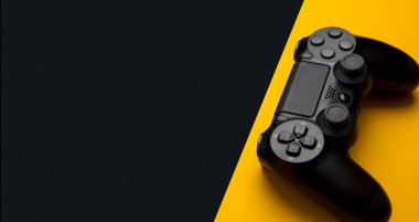 siyah ve sarı zemin üzerine siyah modern kablosuz gamepad
