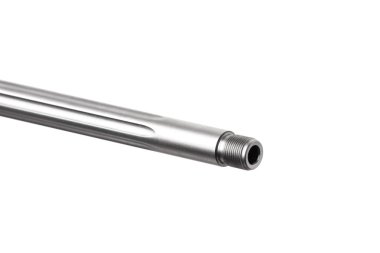 Beyaz arka plan üzerinde izole gümüş varil