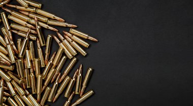 Tüfek kartuş siyah bir zemin üzerine