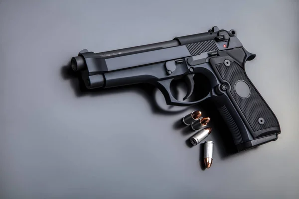 siyah arka plan üzerine siyah modern silah. 9mm tabanca silah siyah