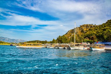 Marinada iskeleye demirlemiş zevk yatlar