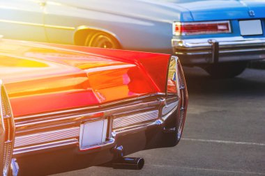 Kırmızı ve mavi araba. arka tampon