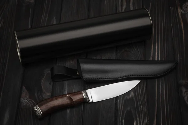 Coltello Caccia Con Manico Legno Custodia Pelle Backgroun Legno Nero — Foto Stock