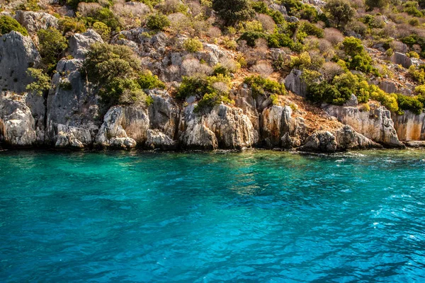 Skalnaté Pobřeží Azurové Vody — Stock fotografie