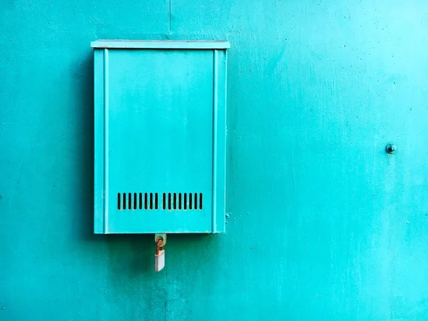Старый Синий Почтовый Ящик Голубой Стене — стоковое фото