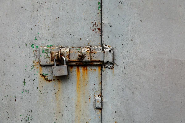 Candado Con Perno Una Vieja Puerta Oxidada Metal Gris —  Fotos de Stock