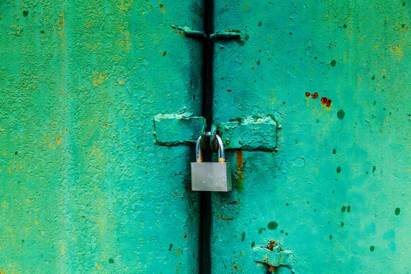 Kłódka Stare Zielone Drzwi Metalowe — Zdjęcie stockowe