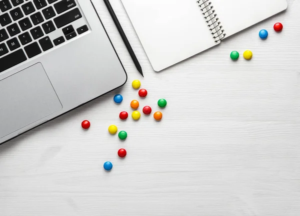 Laptop Notizbuch Mit Bleistift Und Bonbons Auf Weißem Holzgrund Flache — Stockfoto