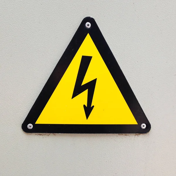 Знак Электрической Опасности Сером Фоне — стоковое фото