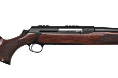 Beyaz arka plan üzerinde izole ahşap av tüfeği