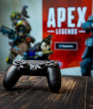 Odessa, Ukrayna - 19 Şubat 2019. Ea oyunları oyun Apex Legends arka plan üzerinde siyah playstation 4 gamepad. Apex efsaneler Battle Royale çekim oyun oynamak için ücretsiz.