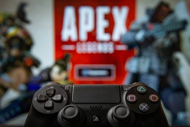 Odessa, Ukrayna - 19 Şubat 2019. Ea oyunları oyun Apex Legends arka plan üzerinde siyah playstation 4 gamepad. Apex efsaneler Battle Royale çekim oyun oynamak için ücretsiz.