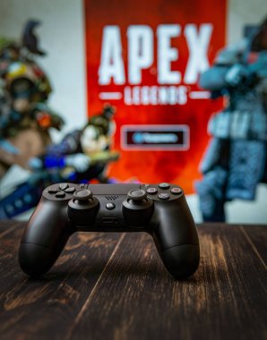 Odessa, Ukrayna - 19 Şubat 2019. Ea oyunları oyun Apex Legends arka plan üzerinde siyah playstation 4 gamepad. Apex efsaneler Battle Royale çekim oyun oynamak için ücretsiz.