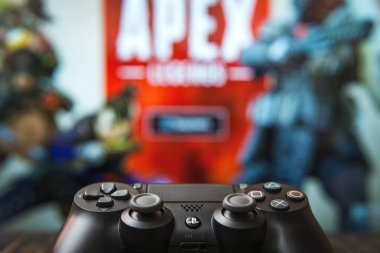 Odessa, Ukrayna - 19 Şubat 2019. Ea oyunları oyun Apex Legends arka plan üzerinde siyah playstation 4 gamepad. Apex efsaneler Battle Royale çekim oyun oynamak için ücretsiz.