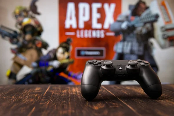 Odessa, Ukrayna - 19 Şubat 2019. Ea oyunları oyun Apex Legends arka plan üzerinde siyah playstation 4 gamepad. Apex efsaneler Battle Royale çekim oyun oynamak için ücretsiz.