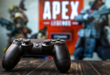 Odessa, Ukrayna - 19 Şubat 2019. Ea oyunları oyun Apex Legends arka plan üzerinde siyah playstation 4 gamepad. Apex efsaneler Battle Royale çekim oyun oynamak için ücretsiz.