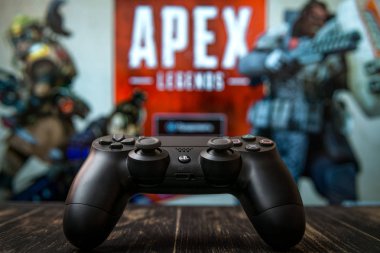 Odessa, Ukrayna - 19 Şubat 2019. Ea oyunları oyun Apex Legends arka plan üzerinde siyah playstation 4 gamepad. Apex efsaneler Battle Royale çekim oyun oynamak için ücretsiz.