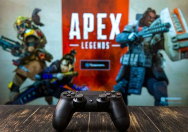 Odessa, Ukrayna - 19 Şubat 2019. Ea oyunları oyun Apex Legends arka plan üzerinde siyah playstation 4 gamepad. Apex efsaneler Battle Royale çekim oyun oynamak için ücretsiz.