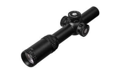 Modern siyah optik dürbün beyazda izole edilmiş bir silah için. Beyaz arkaplanda görüş alanı izole edildi