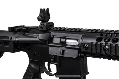 Beyaz arkasında izole modern siyah havalı tüfek