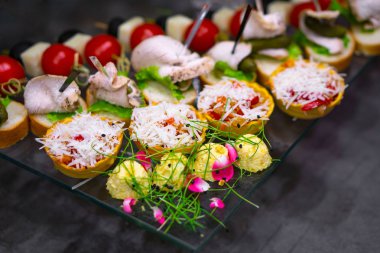 bir tabloda çeşitli atıştırmalıklar düzenlendiği