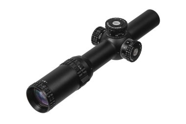 Beyaz arkasında izole siyah optik keskin nişancı kapsamı