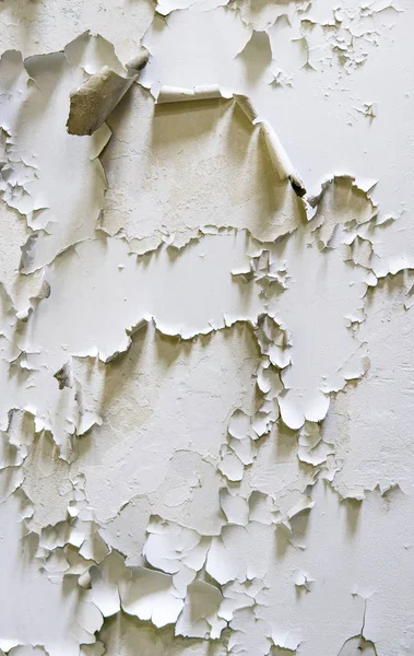 Cracked paint on the wall. white vintage back — Stock Photo, Image