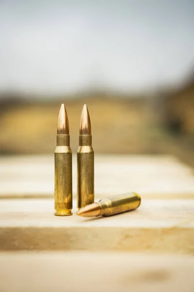 308 kalibru amunicji do karabinu stoi na drewnianym stole na — Zdjęcie stockowe