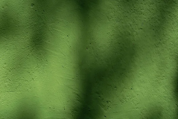 Стіна пофарбована в зелене. Яскраво-зелений гранжевий фон . — стокове фото