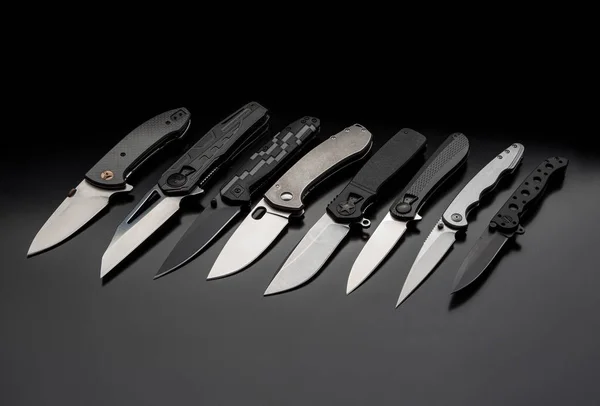 Facas dobráveis em um fundo preto. facas caneta em um backg escuro — Fotografia de Stock