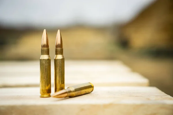 308 kalibru amunicji do karabinu stoi na drewnianym stole na — Zdjęcie stockowe