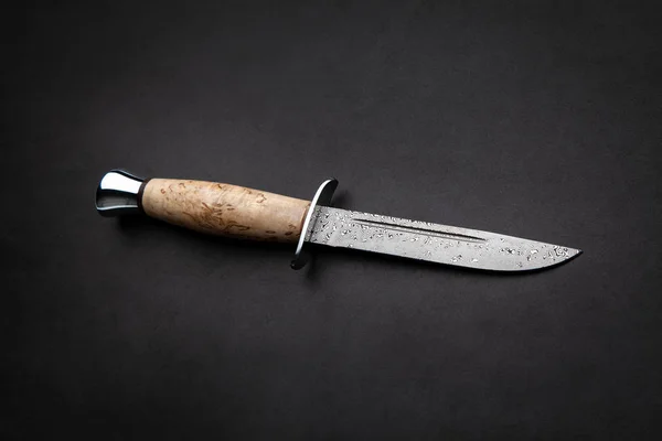 Coltello da caccia con manico in legno sul retro nero . — Foto Stock