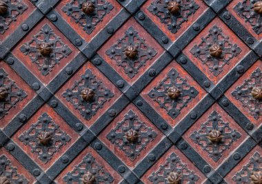 Metal montaj ve demir işleri ile antik kapı. Güzel dekoratif metal elemanları dövme ferforje kapılar.