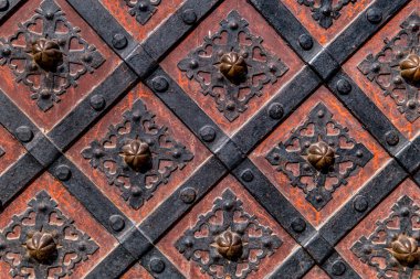 Metal montaj ve demir işleri ile antik kapı. Güzel dekoratif metal elemanları dövme ferforje kapılar.