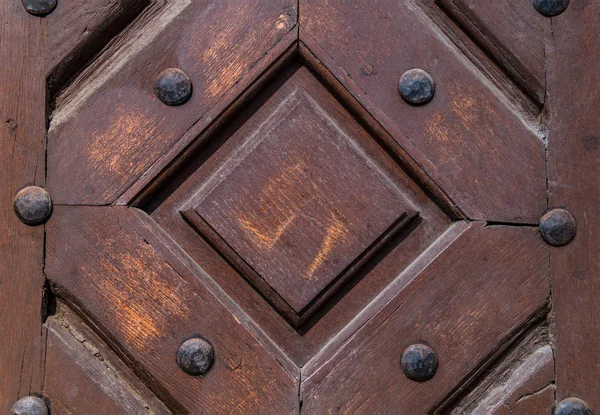 Κοντά στο παλιό vintage ξύλινη πόρτα με μεταλλικά έπιπλα. Καφέ — Φωτογραφία Αρχείου