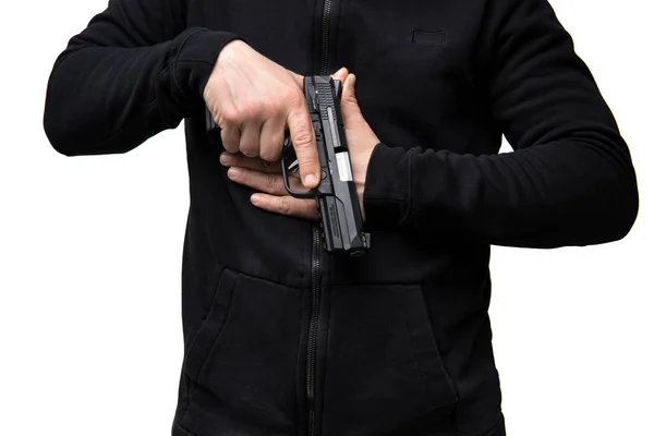 Męskich rąk trzyma czarny nowoczesny pistolet izolat na białym grzbiecie — Zdjęcie stockowe