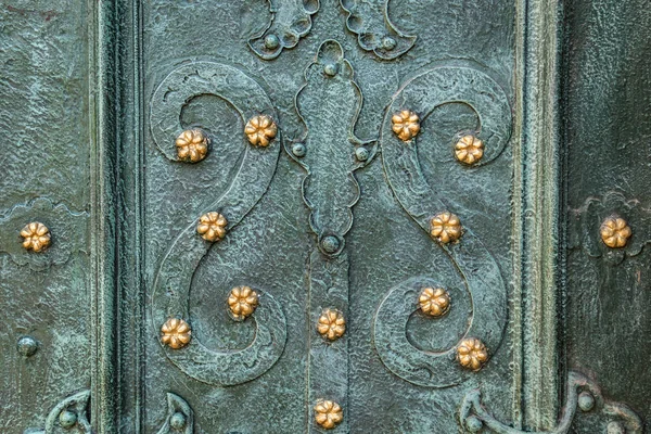 Metal montaj ve demir işleri ile antik kapı. Güzel deco