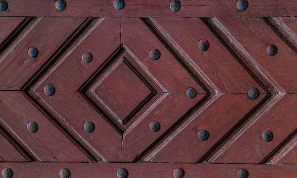 Metal mobilya ile eski vintage ahşap kapı kapatın. Kahverengi